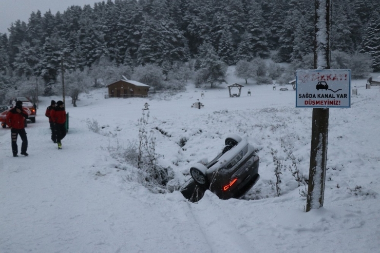 Abant Tabiat Parkı’nda Kontrolden Çıkan Otomobil Kanala Uçtu