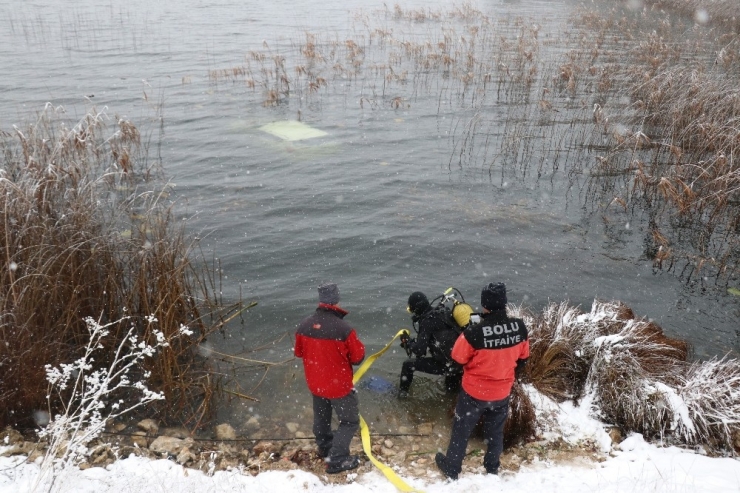 Abant Gölü’ne Uçan Otomobildeki 2 Kişi Yüzerek Kurtuldu
