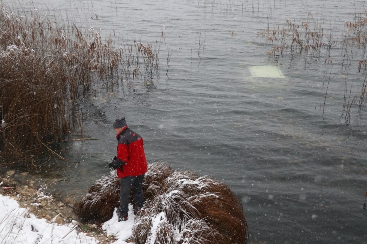 Abant Gölü’ne Uçan Otomobildeki 2 Kişi Yüzerek Kurtuldu