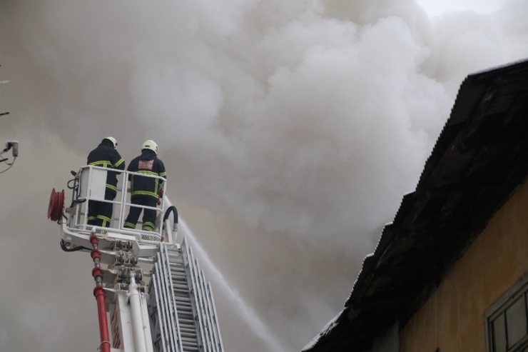 Bolu’da, Çatı Katında Çıkan Yangında Ev Kullanılamaz Hale Geldi