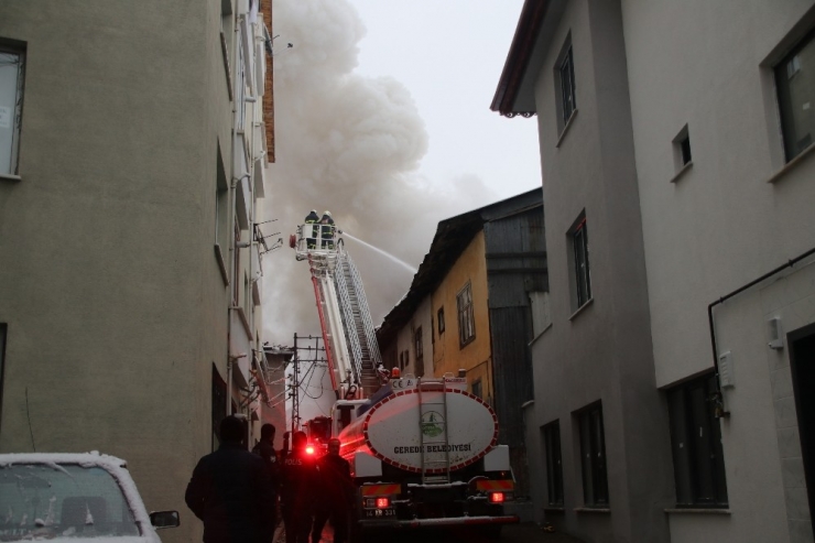 Bolu’da, Çatı Katında Çıkan Yangında Ev Kullanılamaz Hale Geldi
