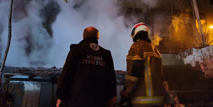 Bursa’da Çöp Dolu Metruk Binada Korkutan Yangın