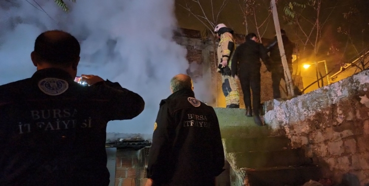 Bursa’da Çöp Dolu Metruk Binada Korkutan Yangın