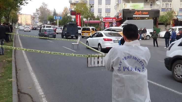 Kendisine Yol Vermeyen Taksi Sürücüsüne Kurşun Yağdırdı