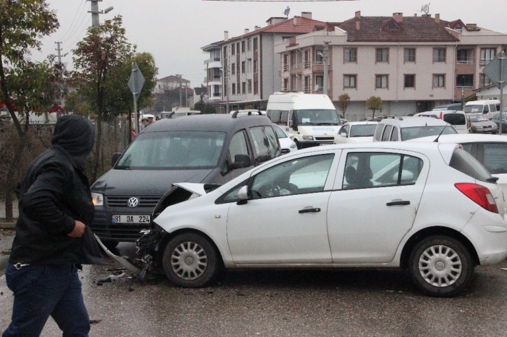 Düzce’de Zincirleme Trafik Kazası: 3 Yaralı