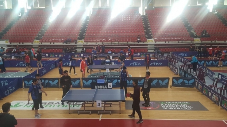 Raketler Okullar Arası İl Birinciliği İçin Sallanıyor