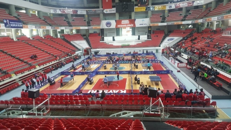 Raketler Okullar Arası İl Birinciliği İçin Sallanıyor