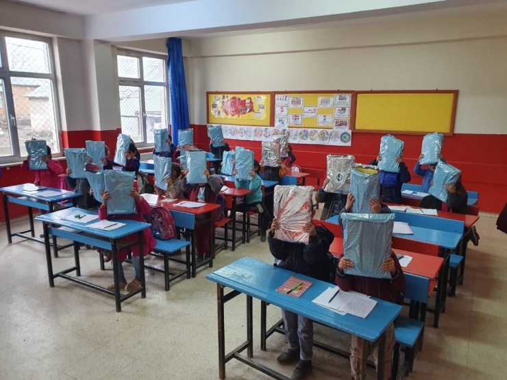 Havacılar Derneği Üyeleri Köy Okuluna Kırtasiye Yardımında Bulundu