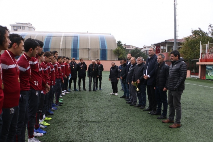 Genç Kartalsporlular Şampiyonluk Kupasını, Kartal Belediyesi Yöneticilerinden Aldı