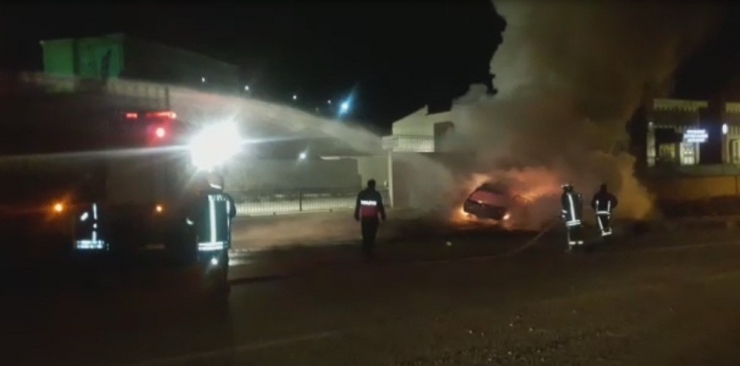 Tosya’da Park Halindeki Otomobil Alev Alev Yandı