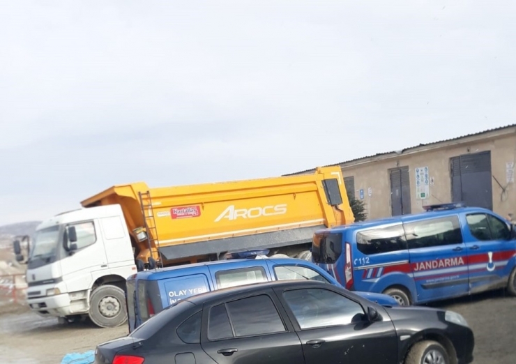 Kamyonun Altında Kalan İşçi Hayatını Kaybetti