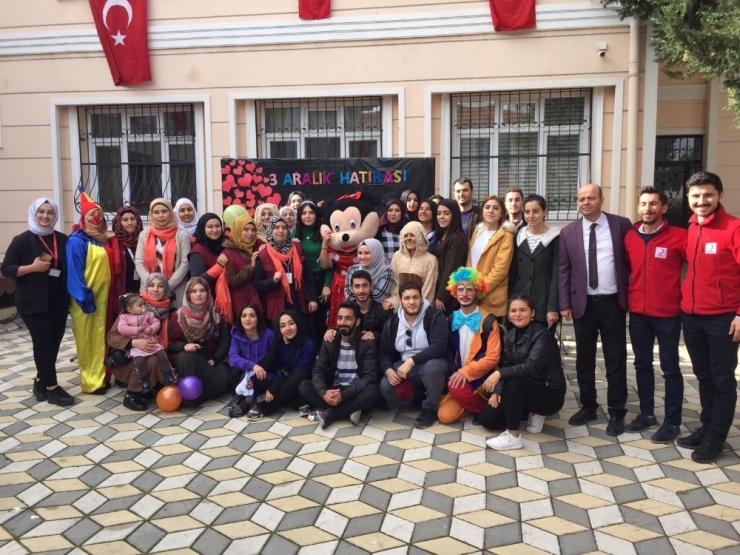 Üniversite Öğrencilerinden Dünya Engelliler Günü Etkinliği