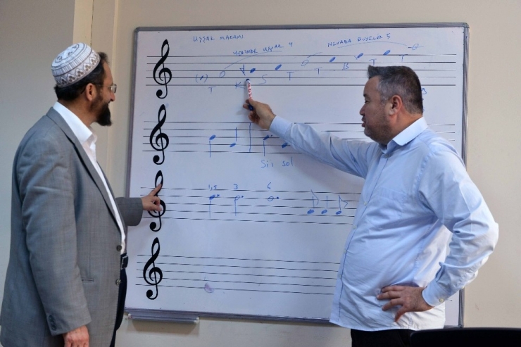 Müzik Eğitimiyle Ezan, İlahi Ve Mevlit Okuyorlar