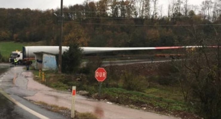 Rüzgar Türbininin Kanadını Taşıyan Tır Devrildi, Yol Trafiğe Kapandı