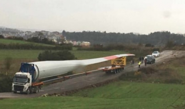 Rüzgar Türbininin Kanadını Taşıyan Tır Devrildi, Yol Trafiğe Kapandı