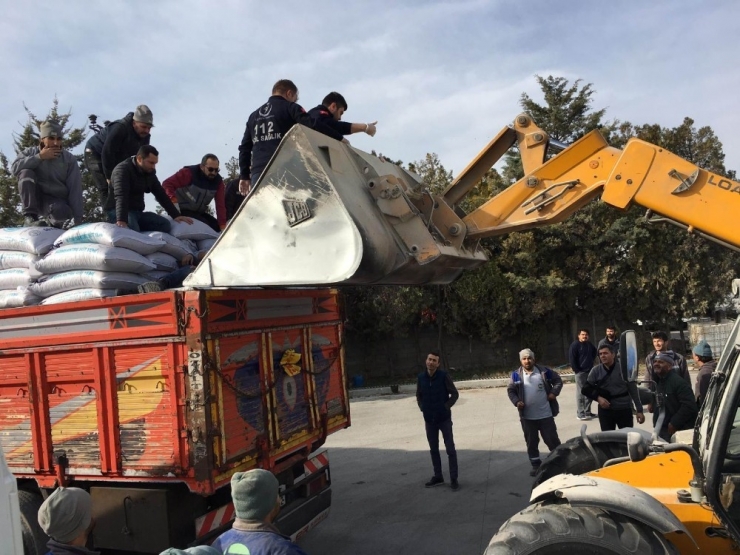 Ayağı Kırılan İşçiye Sağlık Görevlilerinden Kepçeli Müdahale