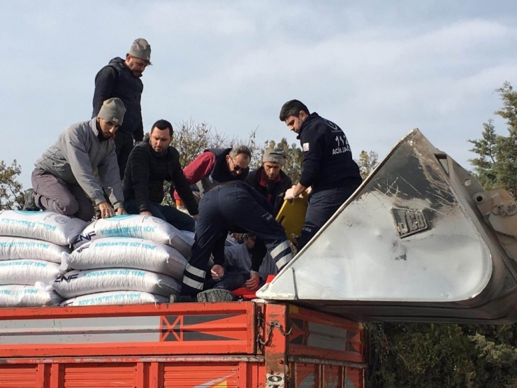 Ayağı Kırılan İşçiye Sağlık Görevlilerinden Kepçeli Müdahale