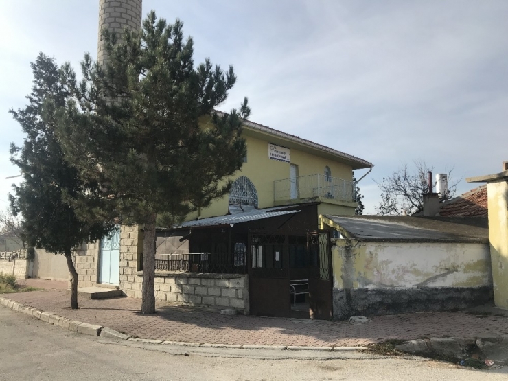 Cemaat Namazdayken İmamın Telefonunu Çaldı