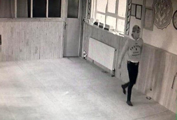 Cemaat Namazdayken İmamın Telefonunu Çaldı