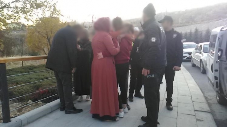 Kaçırılıp Arabadan Atılan Genç Kız Ailesini Görünce Gözyaşlarını Tutamadı