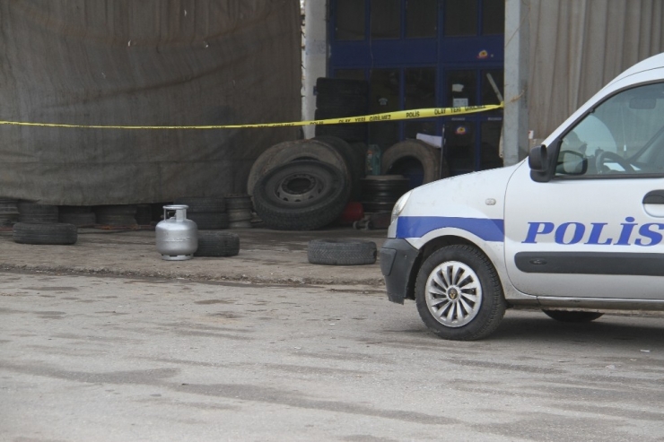 Tamir Ettiği Kamyon Lastiği Patlayınca Yaralandı