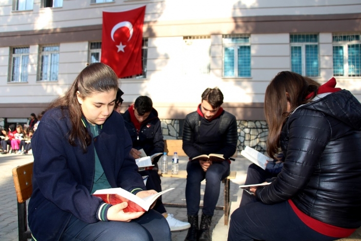 Kula Protokolü Ve Öğrenciler Okul Bahçesinde Kitap Okudu