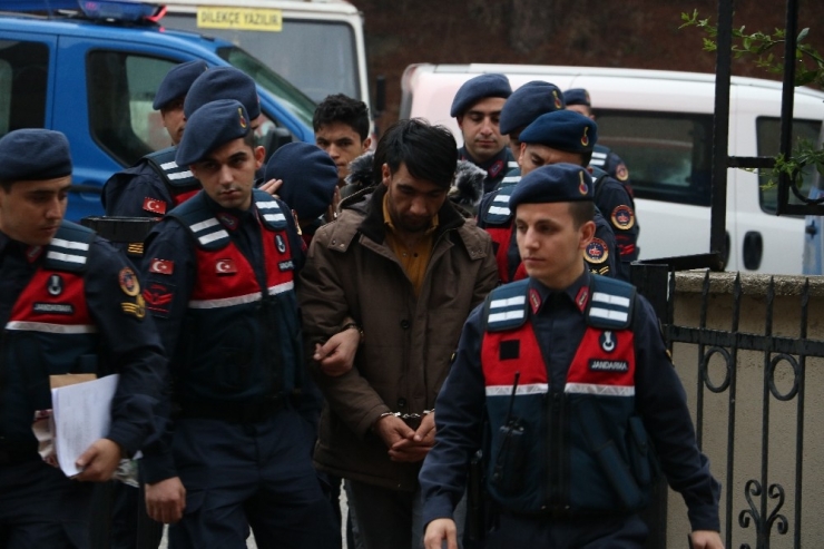 Arkadaşlarını Öldürüp Dereye Attılar