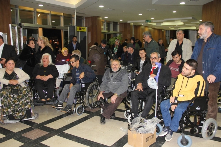 Tekerlekli Sandalyesi Olmayan Oğlunu Sırtında Taşıyarak Getirdi
