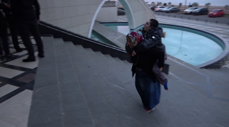 Tekerlekli Sandalyesi Olmayan Oğlunu Sırtında Taşıyarak Getirdi