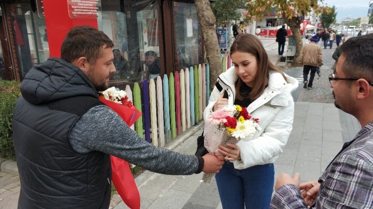 Cezadan Kurtulmak İçin Sokakta Bedava Çiçek Dağıttı