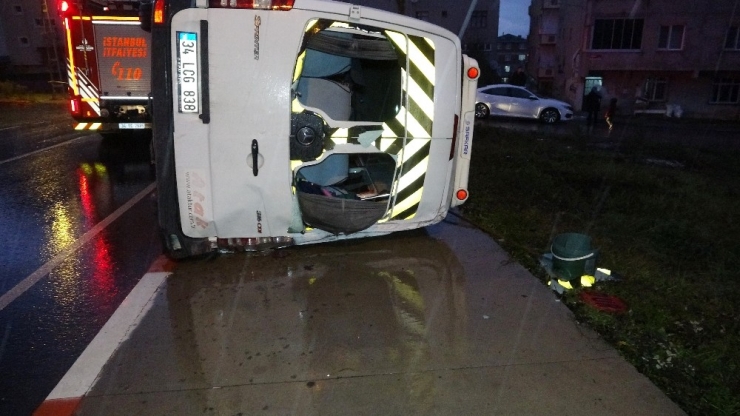 Sultanbeyli’de Okul Servisi İle Otomobil Çarpıştı: 3 Yaralı