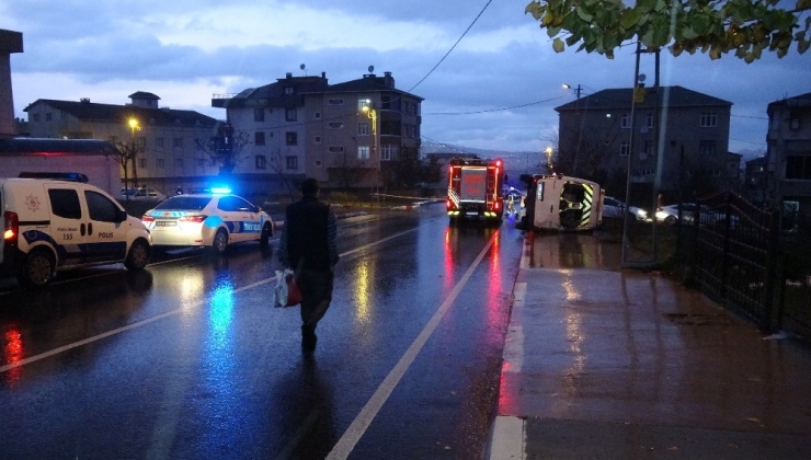 Sultanbeyli’de Okul Servisi İle Otomobil Çarpıştı: 3 Yaralı