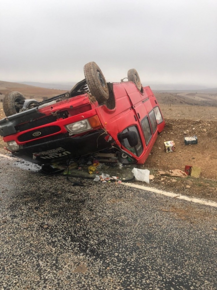 Hurdaya Dönen Minibüsten Burnu Bile Kanamadan Çıktı