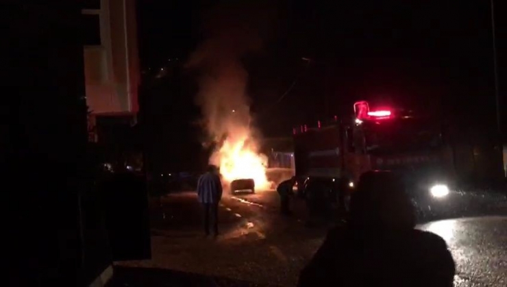Motorundan Sesler Gelmeye Başlayınca Park Ettiği Araç Alev Alev Yandı