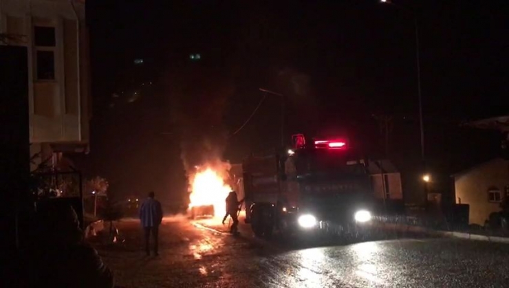 Motorundan Sesler Gelmeye Başlayınca Park Ettiği Araç Alev Alev Yandı