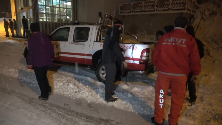 Kayıp 2 Dağcıyı Arayan Ekipler Sabahın İlk Işıklarında Arama Çalışmalarına Yeniden Başladı