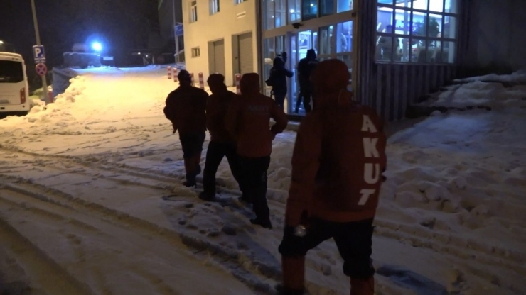 Kayıp 2 Dağcıyı Arayan Ekipler Sabahın İlk Işıklarında Arama Çalışmalarına Yeniden Başladı