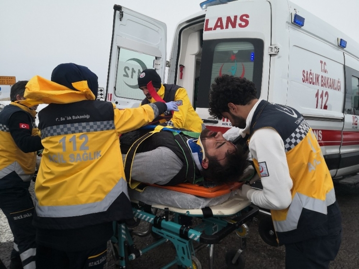 Aksaray’da İki Otomobil Çarpıştı: 6 Yaralı