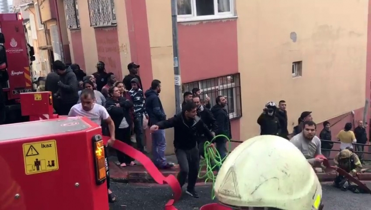 Beyoğlu’nda Yangın Paniği Mahalleliyi Sokağa Döktü