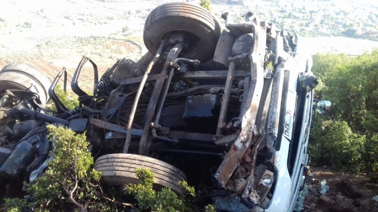 Aynı Yerde Bir Gün Arayla İkinci Kamyon Kayalıklara Uçtu