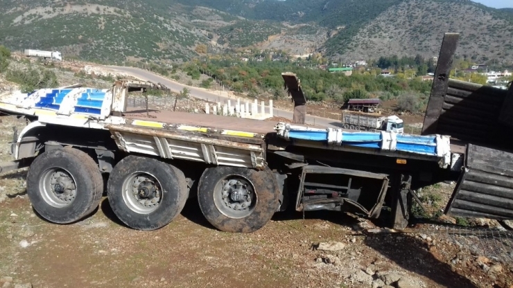 Aynı Yerde Bir Gün Arayla İkinci Kamyon Kayalıklara Uçtu