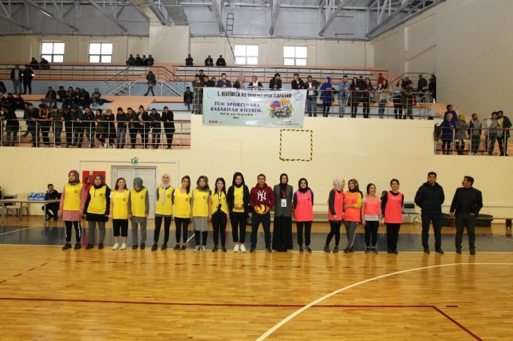 Bitlis’te ‘3. Rektörlük Kız Öğrenci Spor Turnuvası’ Sona Erdi
