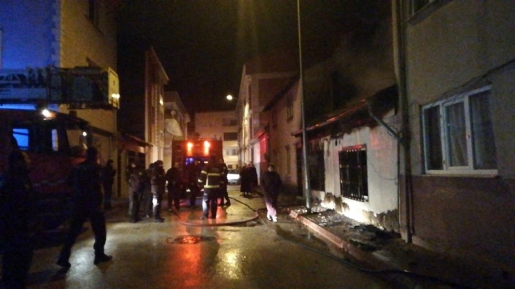 Alevler Geceyi Aydınlattı