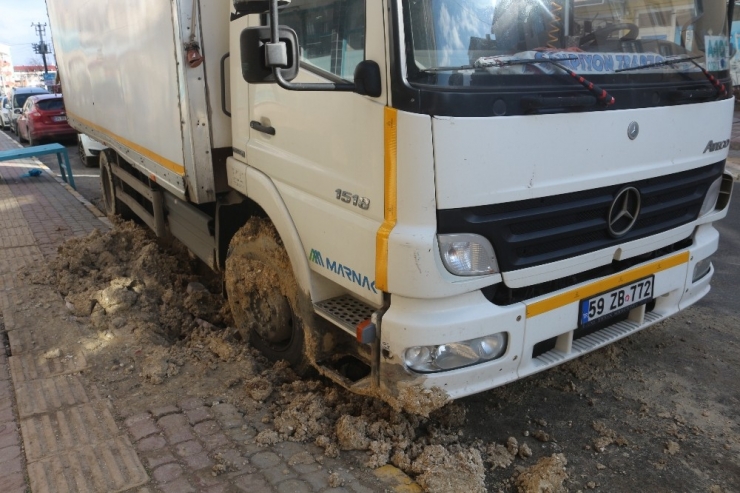 Sevkiyat Kamyonu Çöken Yolda Mahsur Kaldı