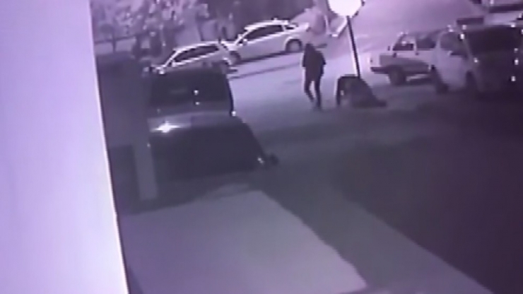 Alkollü Şahıs Park Halindeki Aracın Lastiklerini Kesip, Aynasını Kırdı