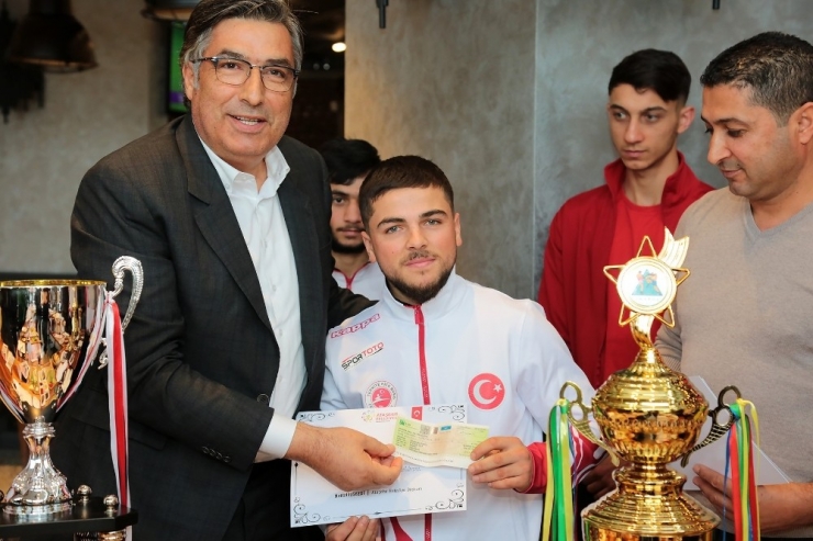 Ataşehirli Sporculardan Kick Boksta Büyük Başarı