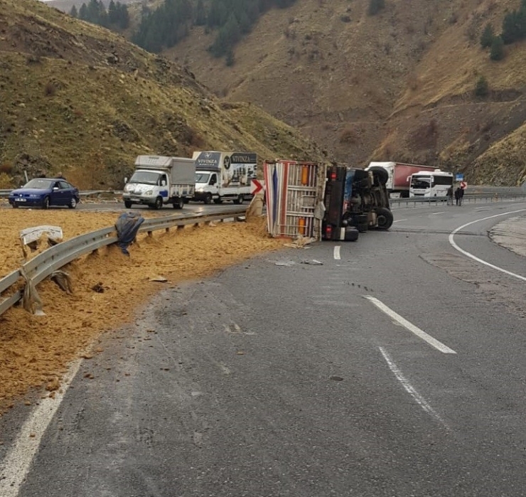Elazığ’da Kamyon Devrildi: 1 Ölü