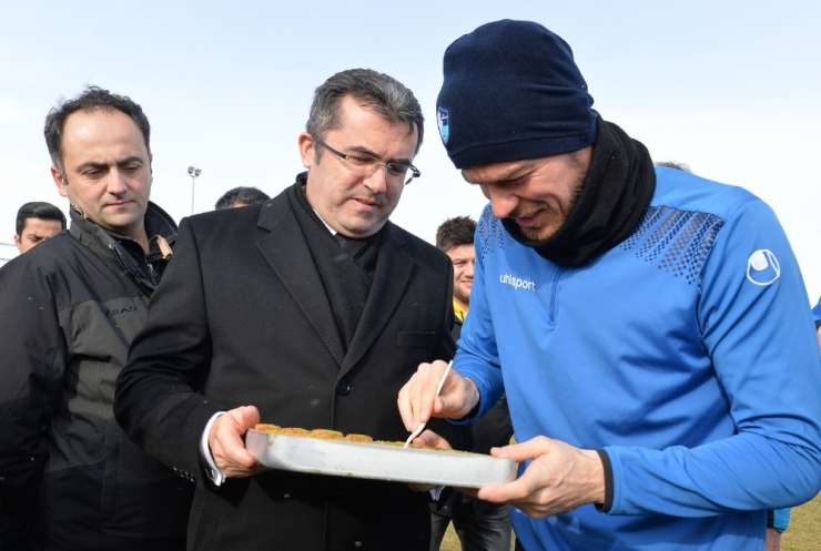 Vali Memiş’ten Bb Erzurumspor’a Tatlı Ziyaret