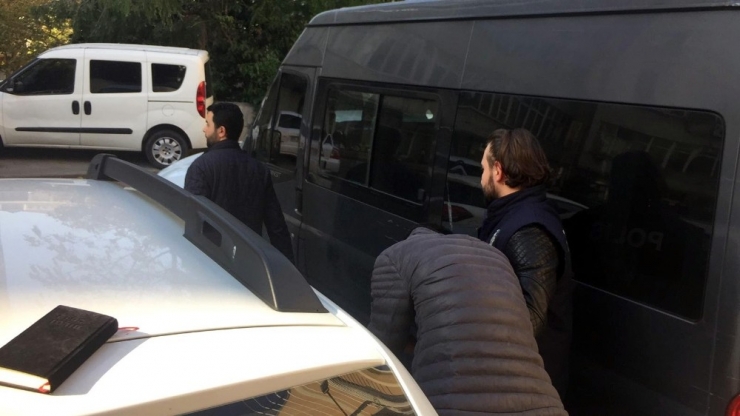 Eyüpsultan’da Gündüz Vakti Televizyon Çalan Hırsızlar Önce Kameraya Sonra Polise Yakalandı