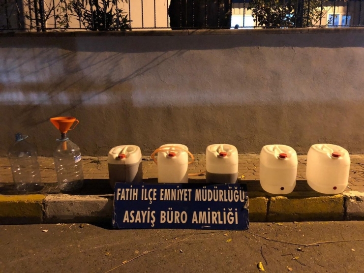 Evin Çatısındaki Tuğlalar Arasından Uyuşturucu Ve Silah Fışkırdı